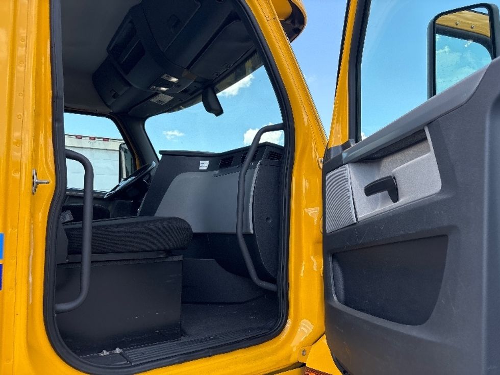 Day Cab Tractor-Heavy Duty Tractors-Freightliner-2019-T12664ST-Ocala-FL-362,614\n\t\tmiles-$ 45,750 - Image 12