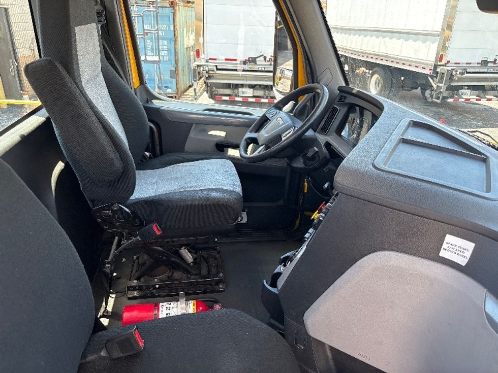Day Cab Tractor-Heavy Duty Tractors-Freightliner-2019-T12664ST-Ocala-FL-362,614\n\t\tmiles-$ 45,750 - Image 14