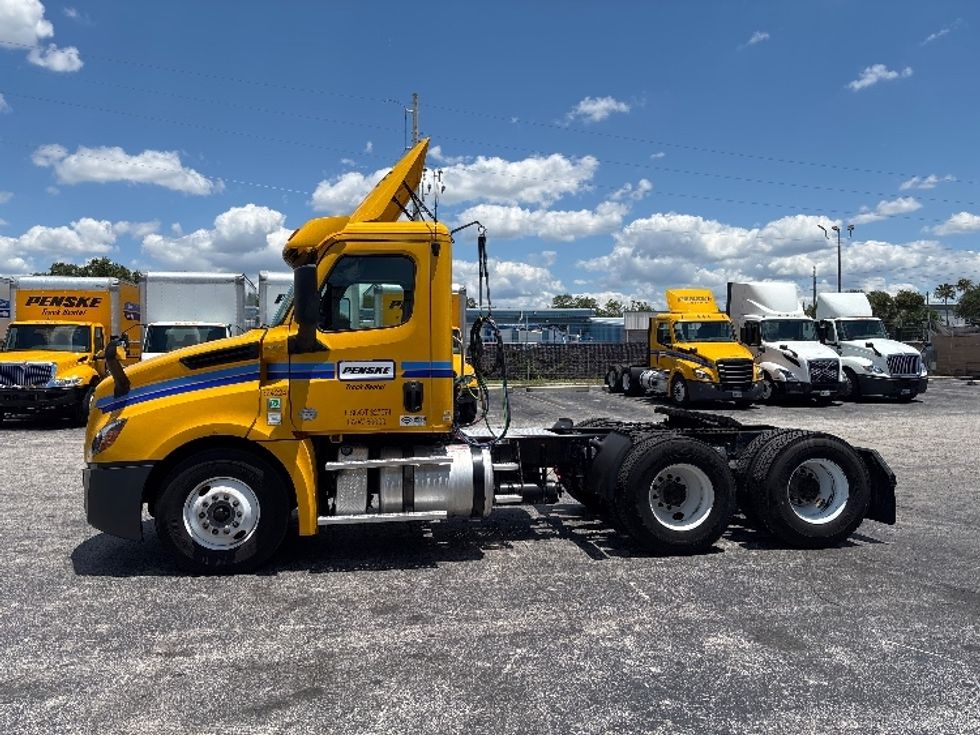 Day Cab Tractor-Heavy Duty Tractors-Freightliner-2019-T12664ST-Ocala-FL-362,614\n\t\tmiles-$ 45,750 - Image 4