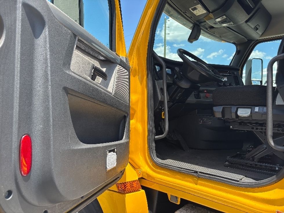 Day Cab Tractor-Heavy Duty Tractors-Freightliner-2019-T12664ST-Ocala-FL-362,614\n\t\tmiles-$ 45,750 - Image 9