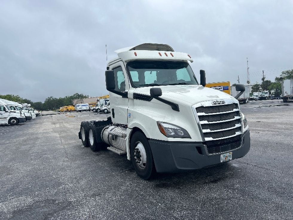 Day Cab Tractor-Heavy Duty Tractors-Freightliner-2019-T12664ST-Ocala-FL-374,180\n\t\tmiles-$ 42,750 - Image 1
