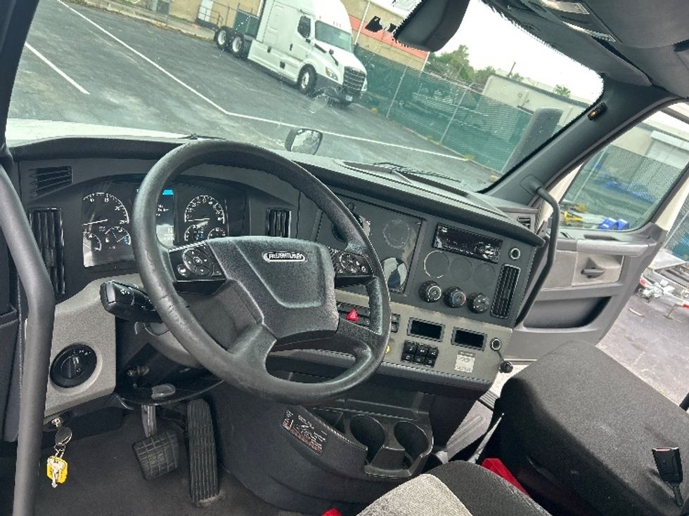 Day Cab Tractor-Heavy Duty Tractors-Freightliner-2019-T12664ST-Ocala-FL-374,180\n\t\tmiles-$ 42,750 - Image 10