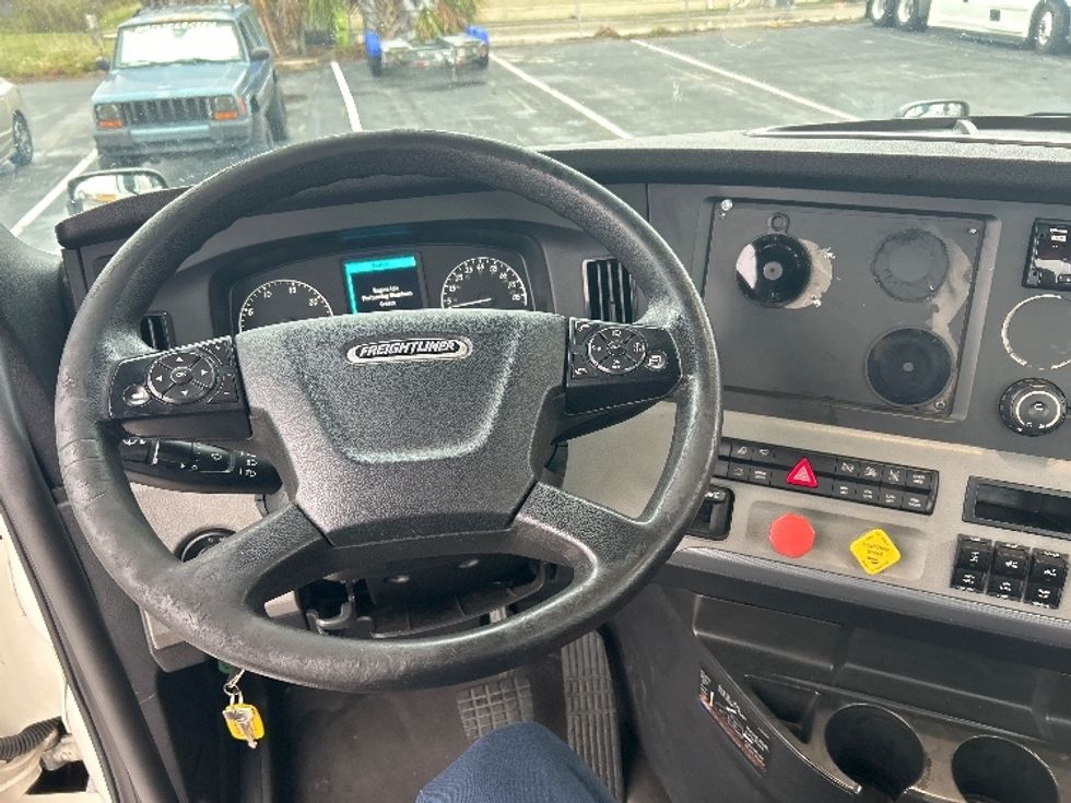 Day Cab Tractor-Heavy Duty Tractors-Freightliner-2019-T12664ST-Ocala-FL-374,180\n\t\tmiles-$ 42,750 - Image 11