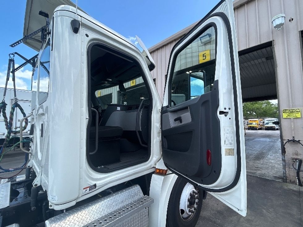 Day Cab Tractor-Heavy Duty Tractors-Freightliner-2019-T12664ST-Ocala-FL-374,180\n\t\tmiles-$ 42,750 - Image 12