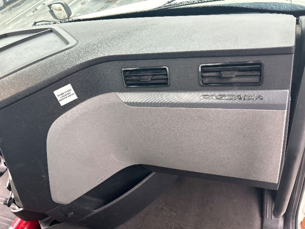 Day Cab Tractor-Heavy Duty Tractors-Freightliner-2019-T12664ST-Ocala-FL-374,180\n\t\tmiles-$ 42,750 - Image 13