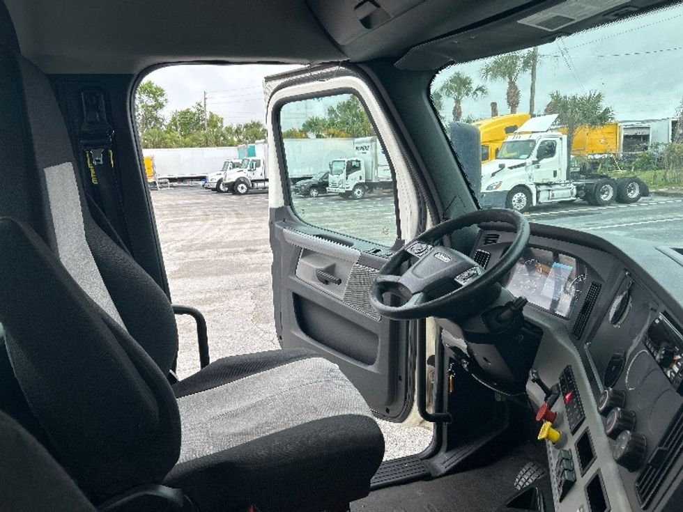 Day Cab Tractor-Heavy Duty Tractors-Freightliner-2019-T12664ST-Ocala-FL-374,180\n\t\tmiles-$ 42,750 - Image 14