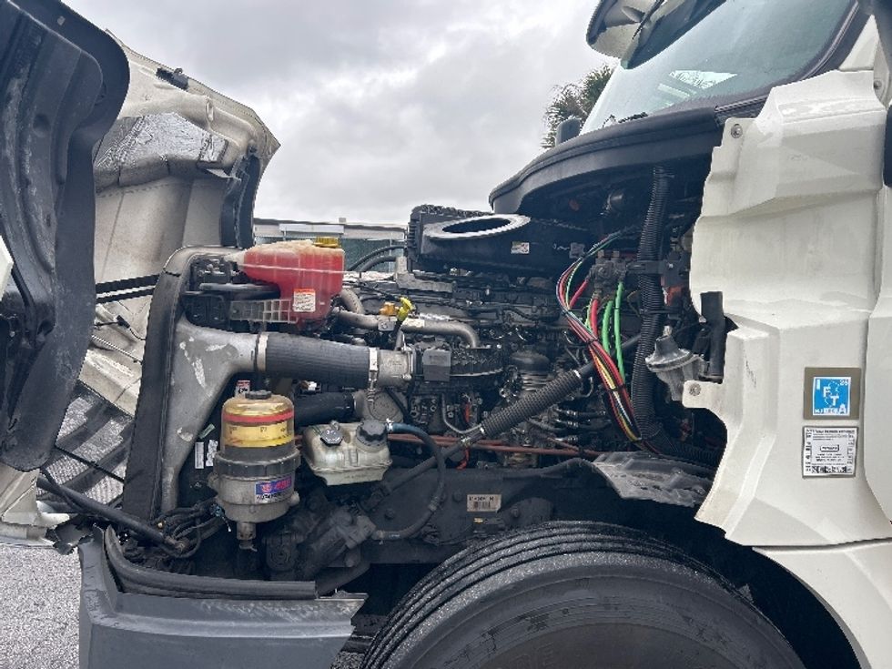 Day Cab Tractor-Heavy Duty Tractors-Freightliner-2019-T12664ST-Ocala-FL-374,180\n\t\tmiles-$ 42,750 - Image 16