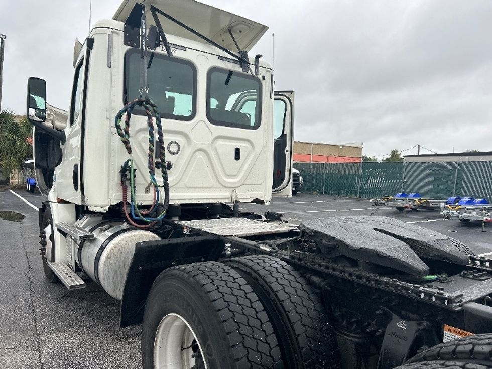 Day Cab Tractor-Heavy Duty Tractors-Freightliner-2019-T12664ST-Ocala-FL-374,180\n\t\tmiles-$ 42,750 - Image 17