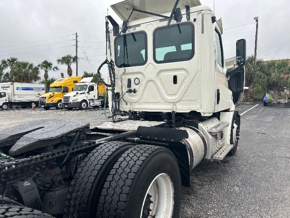 Day Cab Tractor-Heavy Duty Tractors-Freightliner-2019-T12664ST-Ocala-FL-374,180\n\t\tmiles-$ 42,750 - Image 18
