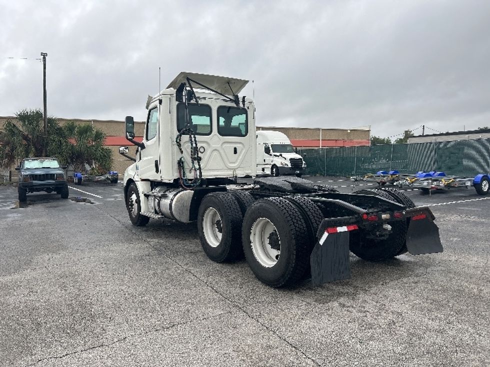 Day Cab Tractor-Heavy Duty Tractors-Freightliner-2019-T12664ST-Ocala-FL-374,180\n\t\tmiles-$ 42,750 - Image 5