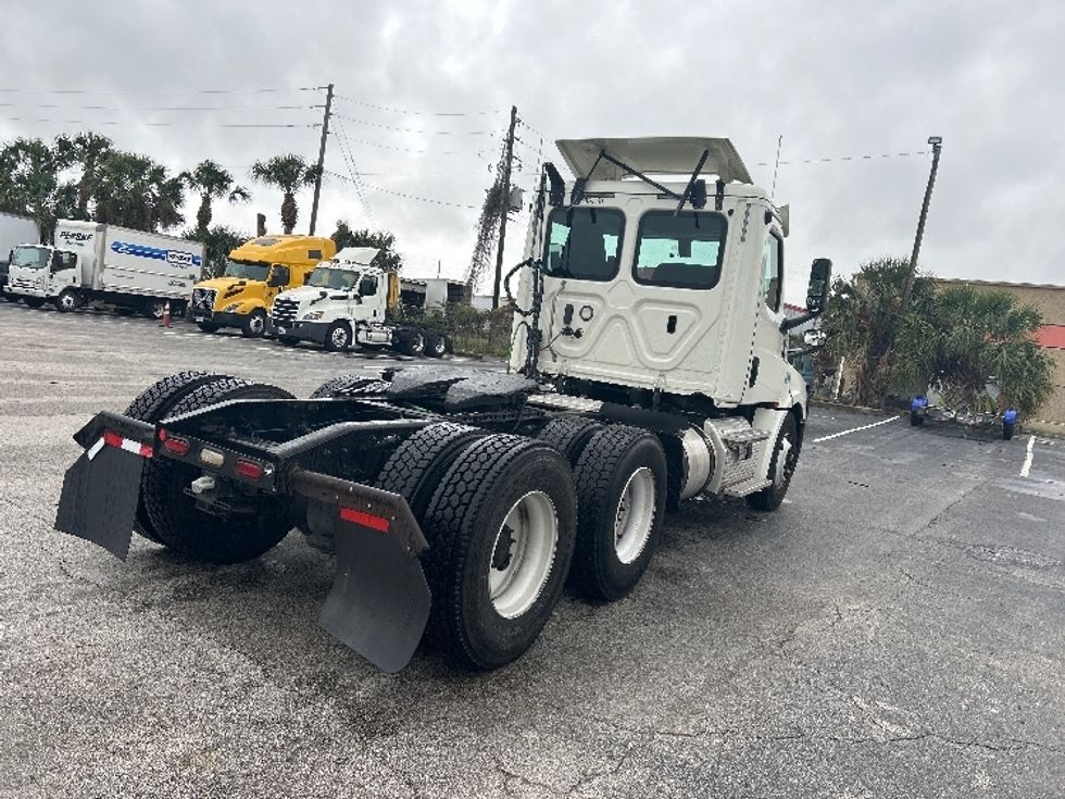 Day Cab Tractor-Heavy Duty Tractors-Freightliner-2019-T12664ST-Ocala-FL-374,180\n\t\tmiles-$ 42,750 - Image 7