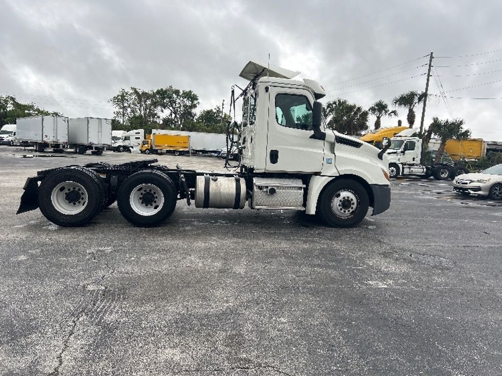 Day Cab Tractor-Heavy Duty Tractors-Freightliner-2019-T12664ST-Ocala-FL-374,180\n\t\tmiles-$ 42,750 - Image 8