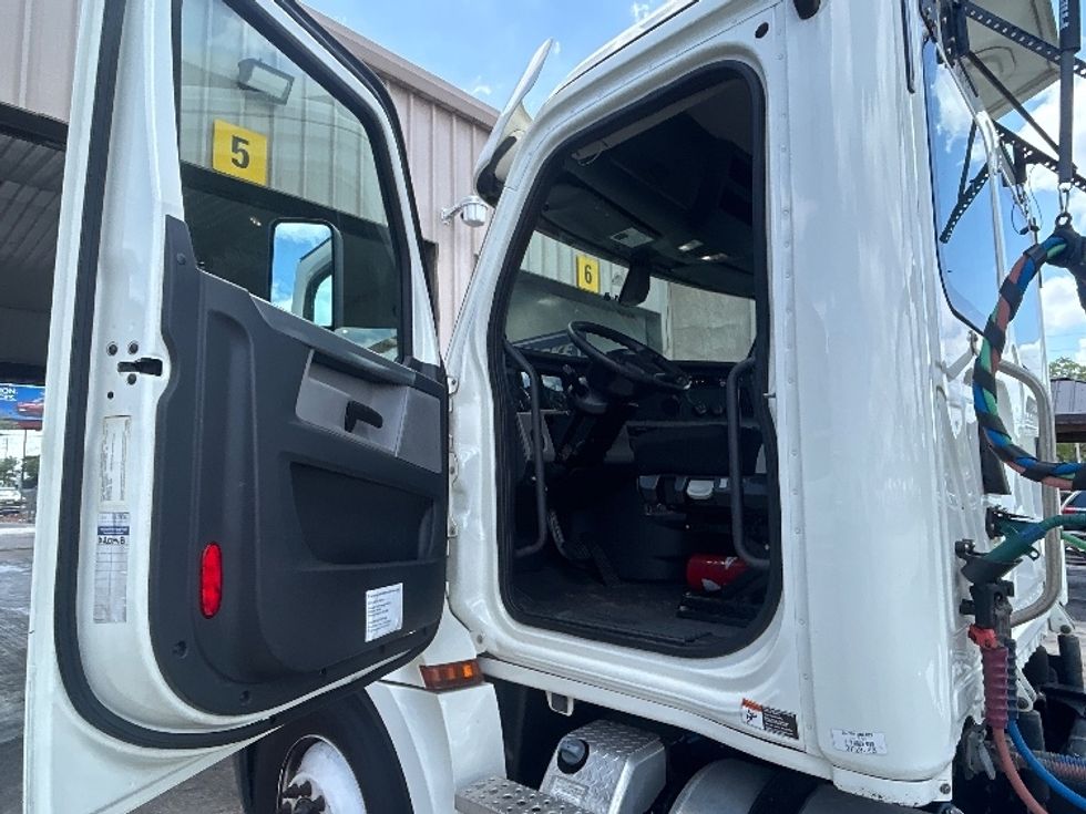 Day Cab Tractor-Heavy Duty Tractors-Freightliner-2019-T12664ST-Ocala-FL-374,180\n\t\tmiles-$ 42,750 - Image 9