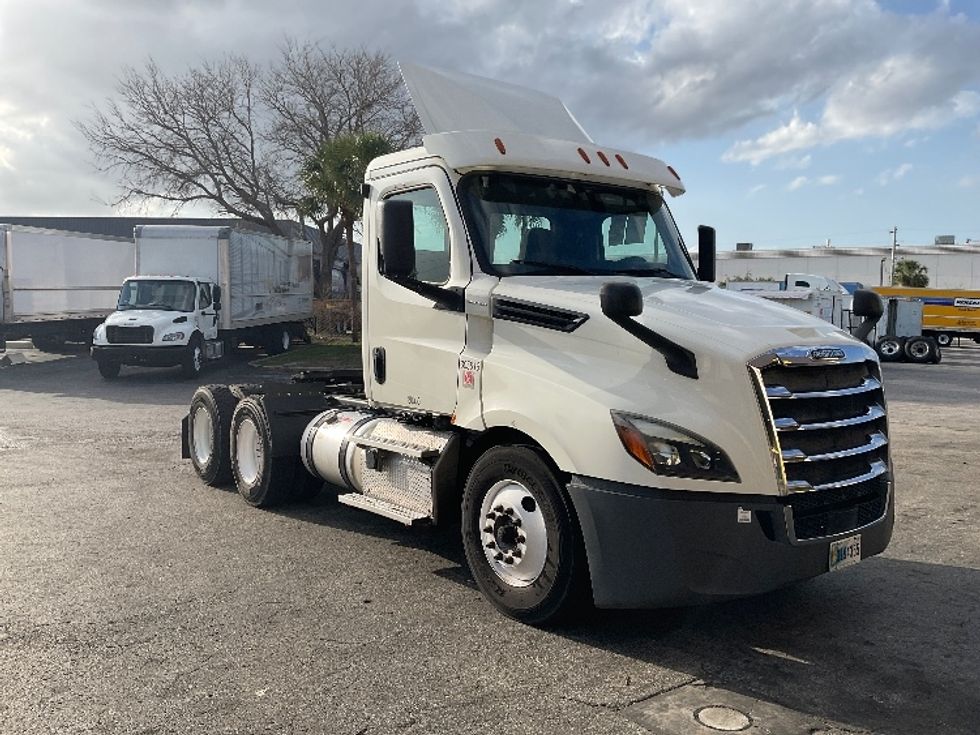 Day Cab Tractor-Heavy Duty Tractors-Freightliner-2019-T12664ST-Ocala-FL-519,911\n\t\tmiles-$ 40,500 - Image 1