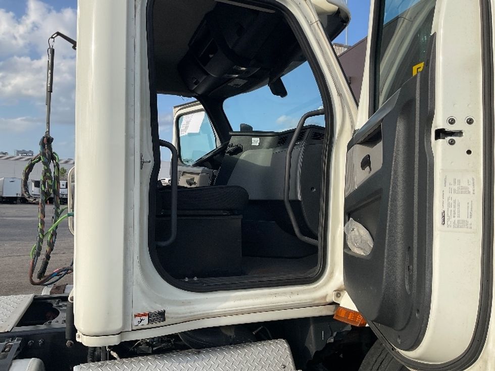 Day Cab Tractor-Heavy Duty Tractors-Freightliner-2019-T12664ST-Ocala-FL-519,911\n\t\tmiles-$ 40,500 - Image 12
