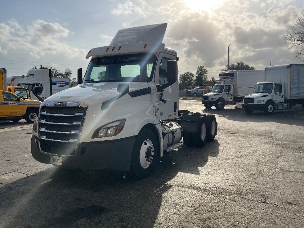 Day Cab Tractor-Heavy Duty Tractors-Freightliner-2019-T12664ST-Ocala-FL-519,911\n\t\tmiles-$ 40,500 - Image 3