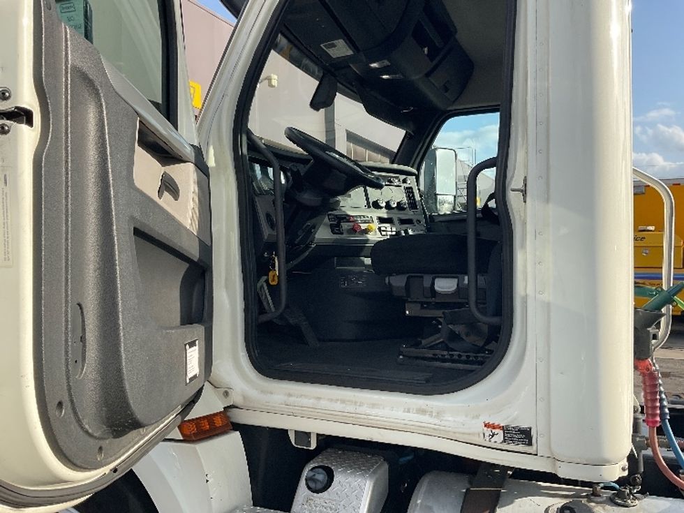 Day Cab Tractor-Heavy Duty Tractors-Freightliner-2019-T12664ST-Ocala-FL-519,911\n\t\tmiles-$ 40,500 - Image 9