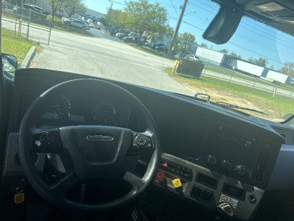 Day Cab Tractor-Heavy Duty Tractors-Freightliner-2019-T12664ST-Ocala-FL-670,382\n\t\tmiles-$ 22,250 - Image 11