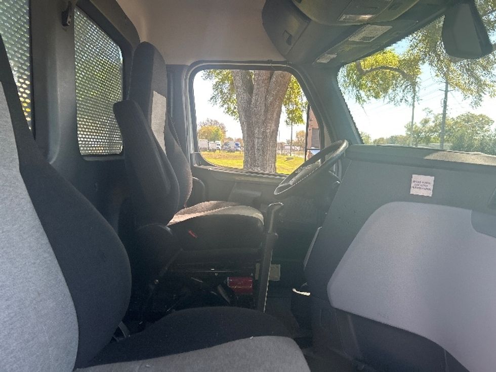 Day Cab Tractor-Heavy Duty Tractors-Freightliner-2019-T12664ST-Ocala-FL-670,382\n\t\tmiles-$ 22,250 - Image 14