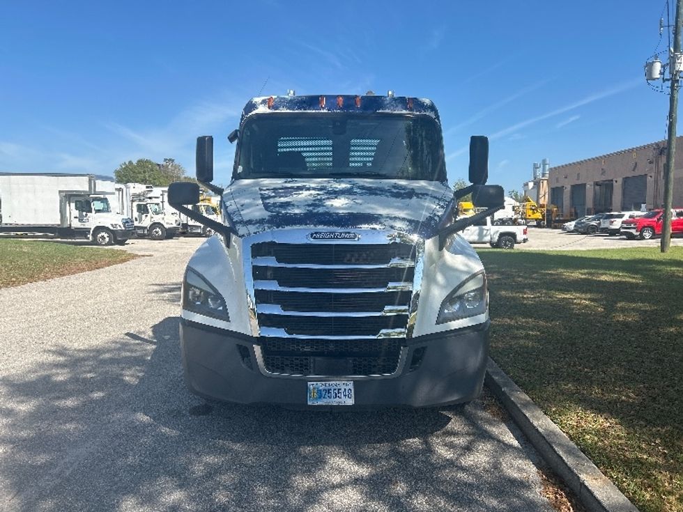 Day Cab Tractor-Heavy Duty Tractors-Freightliner-2019-T12664ST-Ocala-FL-670,382\n\t\tmiles-$ 22,250 - Image 2