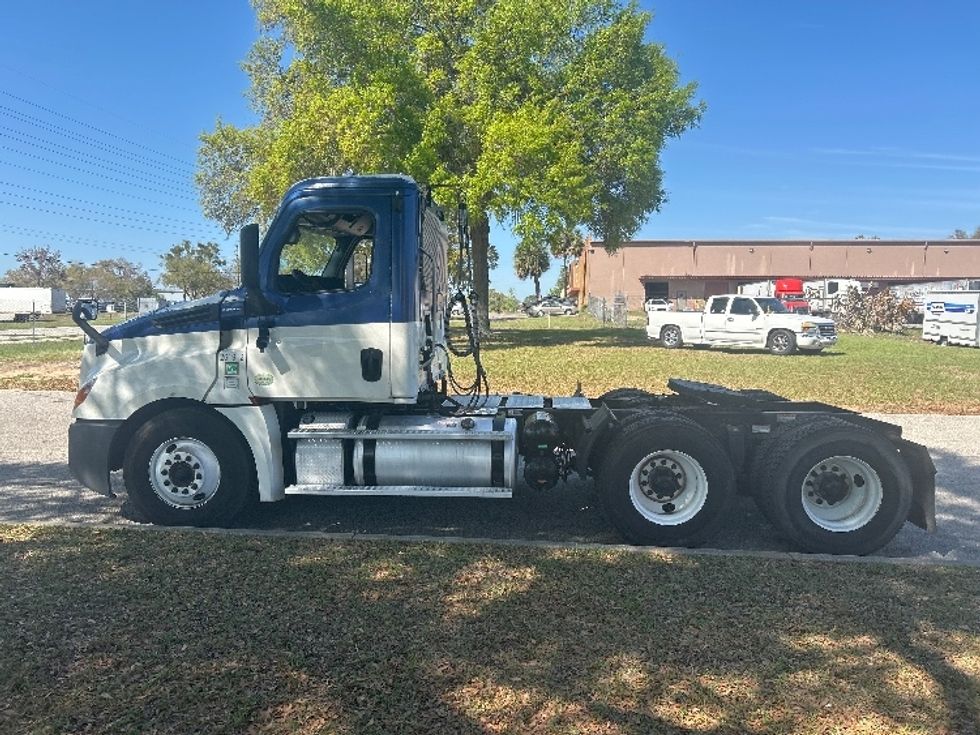 Day Cab Tractor-Heavy Duty Tractors-Freightliner-2019-T12664ST-Ocala-FL-670,382\n\t\tmiles-$ 22,250 - Image 4