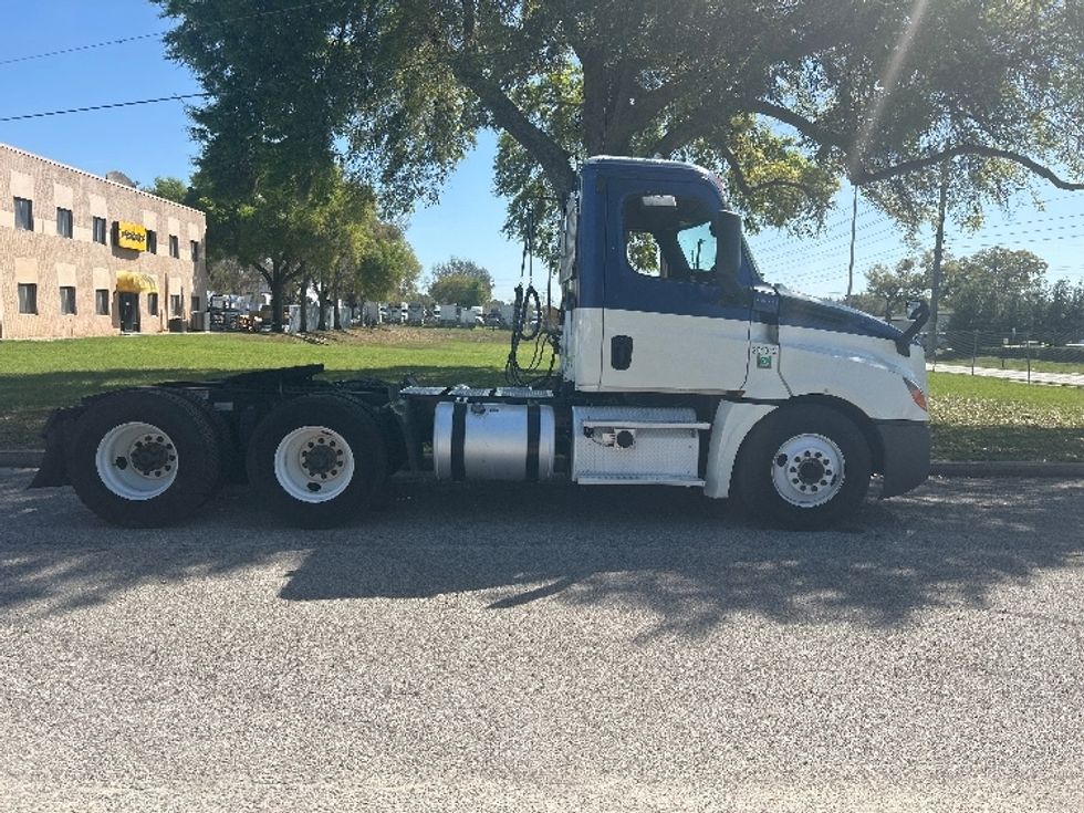 Day Cab Tractor-Heavy Duty Tractors-Freightliner-2019-T12664ST-Ocala-FL-670,382\n\t\tmiles-$ 22,250 - Image 8