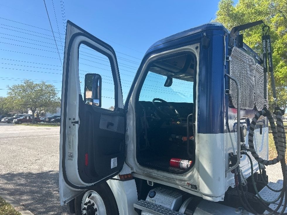 Day Cab Tractor-Heavy Duty Tractors-Freightliner-2019-T12664ST-Ocala-FL-670,382\n\t\tmiles-$ 22,250 - Image 9