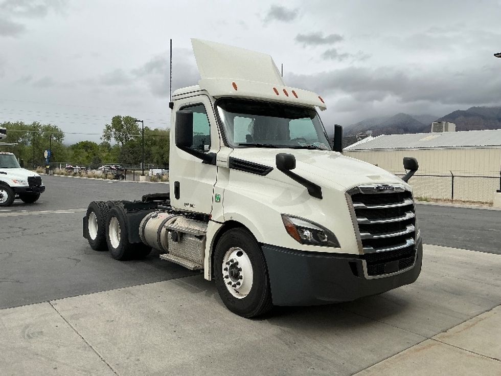 Day Cab Tractor-Heavy Duty Tractors-Freightliner-2019-T12664ST-Ogden-UT-231,411\n\t\tmiles-$ 52,500 - Image 1