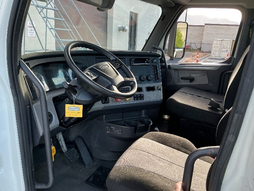 Day Cab Tractor-Heavy Duty Tractors-Freightliner-2019-T12664ST-Ogden-UT-231,411\n\t\tmiles-$ 52,500 - Image 10