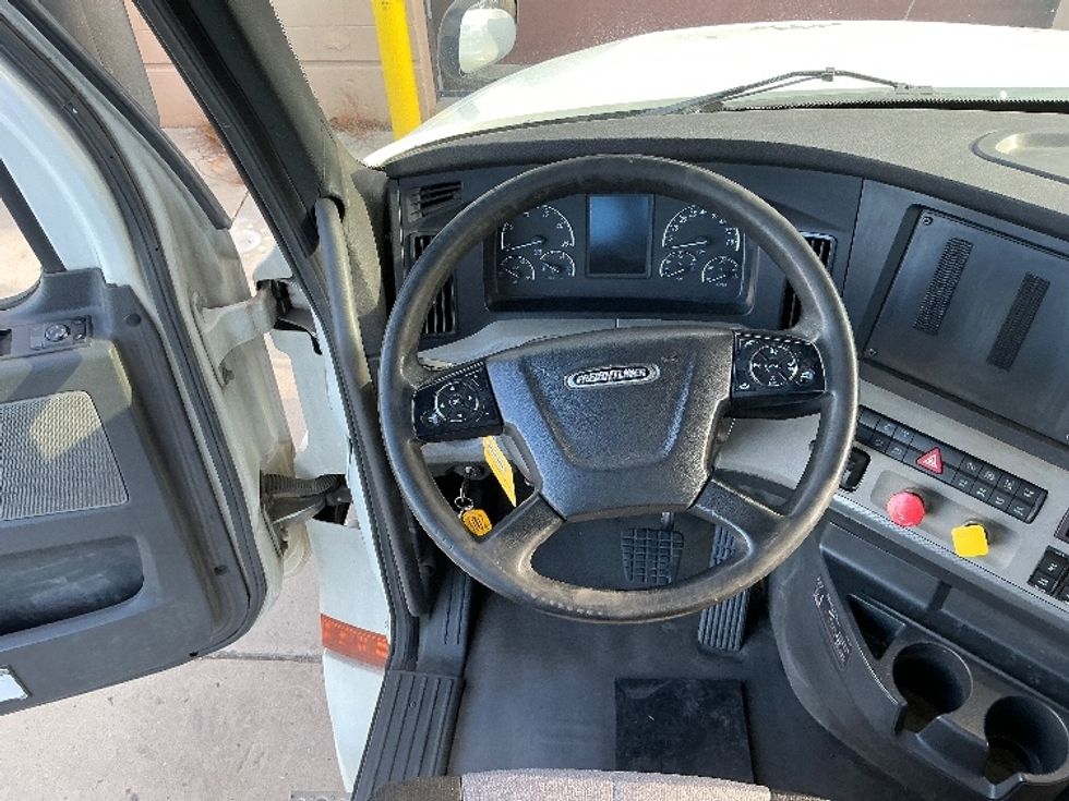 Day Cab Tractor-Heavy Duty Tractors-Freightliner-2019-T12664ST-Ogden-UT-231,411\n\t\tmiles-$ 52,500 - Image 11