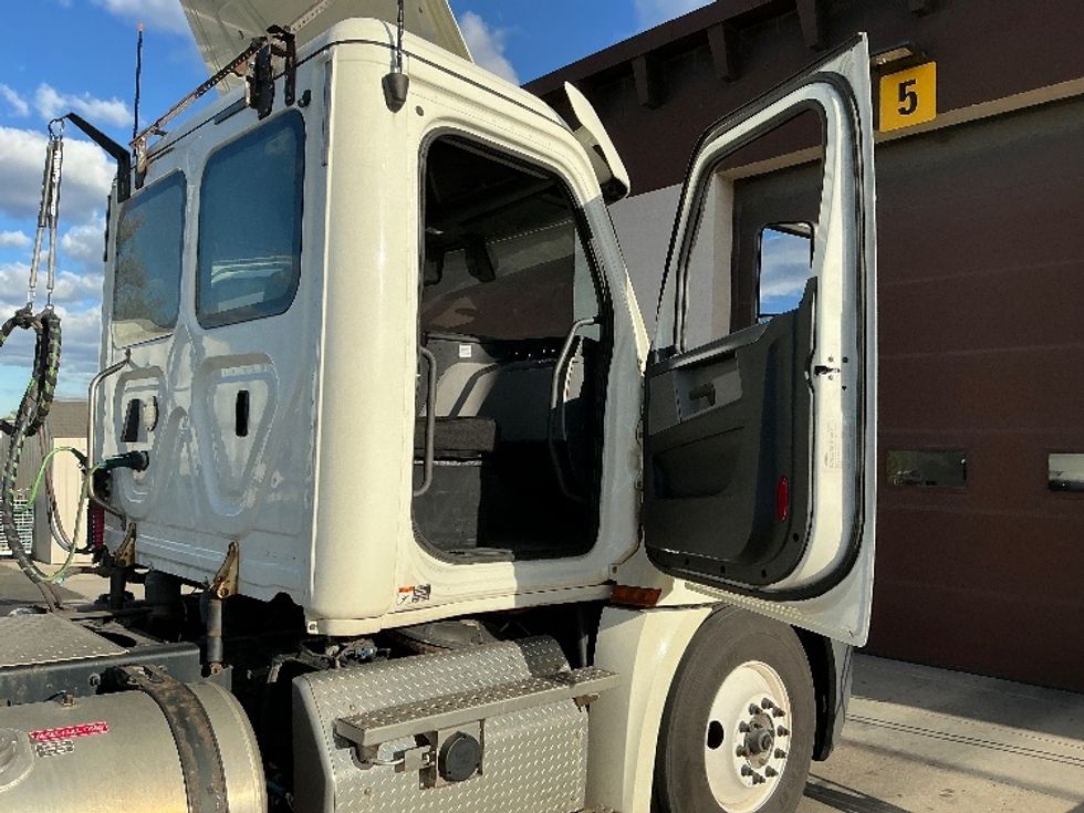 Day Cab Tractor-Heavy Duty Tractors-Freightliner-2019-T12664ST-Ogden-UT-231,411\n\t\tmiles-$ 52,500 - Image 12