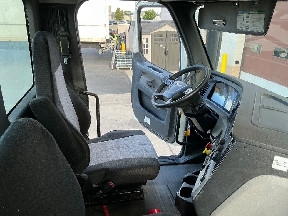 Day Cab Tractor-Heavy Duty Tractors-Freightliner-2019-T12664ST-Ogden-UT-231,411\n\t\tmiles-$ 52,500 - Image 14