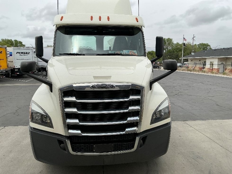 Day Cab Tractor-Heavy Duty Tractors-Freightliner-2019-T12664ST-Ogden-UT-231,411\n\t\tmiles-$ 52,500 - Image 2