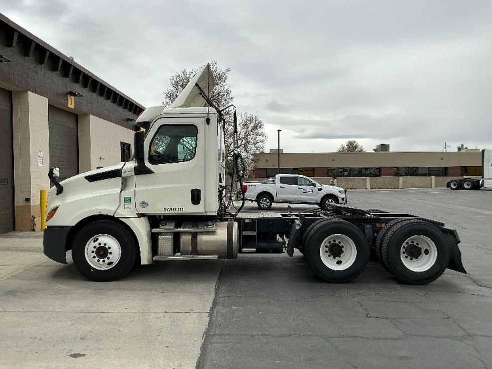 Day Cab Tractor-Heavy Duty Tractors-Freightliner-2019-T12664ST-Ogden-UT-231,411\n\t\tmiles-$ 52,500 - Image 4