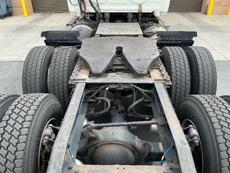 Day Cab Tractor-Heavy Duty Tractors-Freightliner-2019-T12664ST-Ogden-UT-231,411\n\t\tmiles-$ 52,500 - Image 6