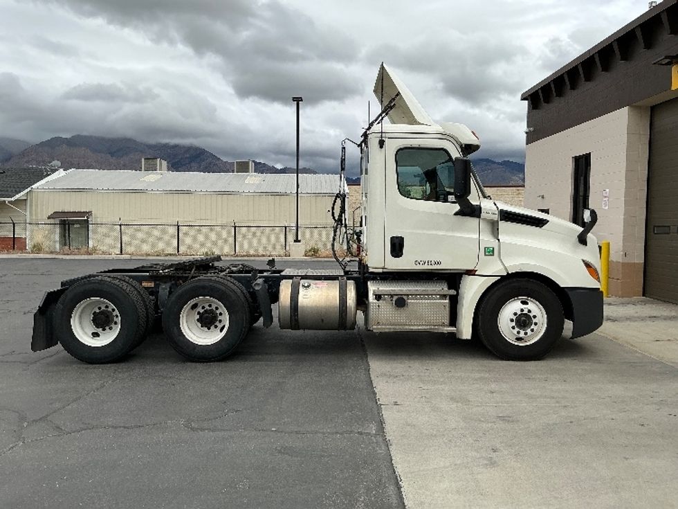 Day Cab Tractor-Heavy Duty Tractors-Freightliner-2019-T12664ST-Ogden-UT-231,411\n\t\tmiles-$ 52,500 - Image 8