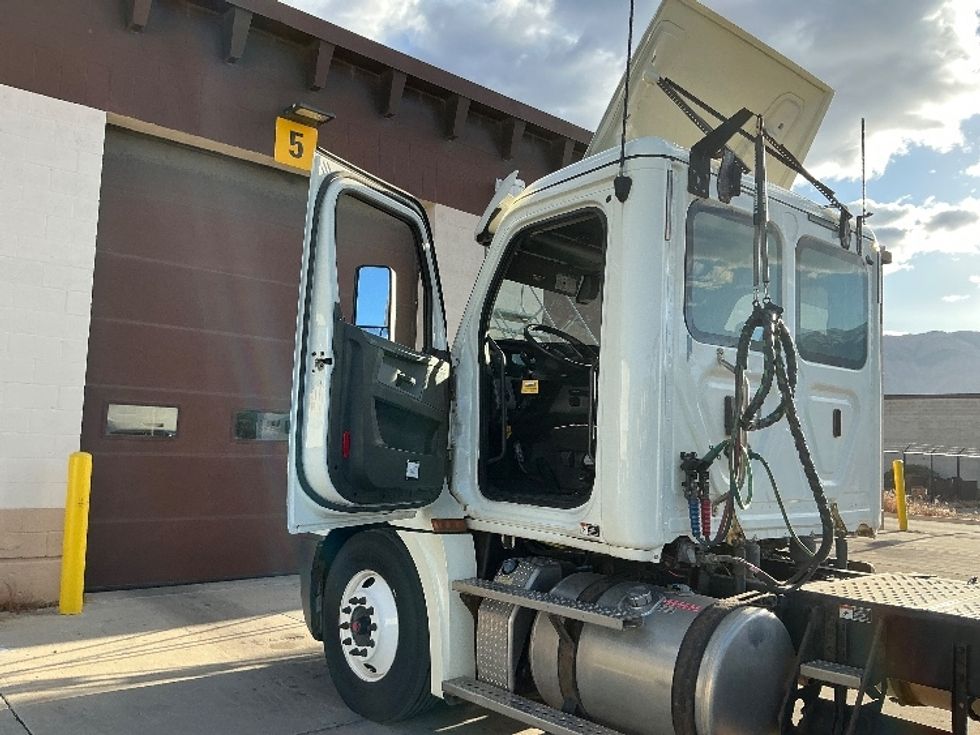 Day Cab Tractor-Heavy Duty Tractors-Freightliner-2019-T12664ST-Ogden-UT-231,411\n\t\tmiles-$ 52,500 - Image 9