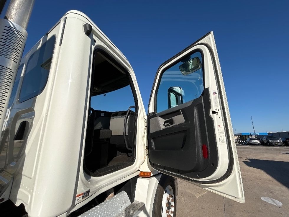 Day Cab Tractor-Heavy Duty Tractors-Freightliner-2019-T12664ST-Oklahoma City-OK-293,729\n\t\tmiles-$ 56,000 - Image 12
