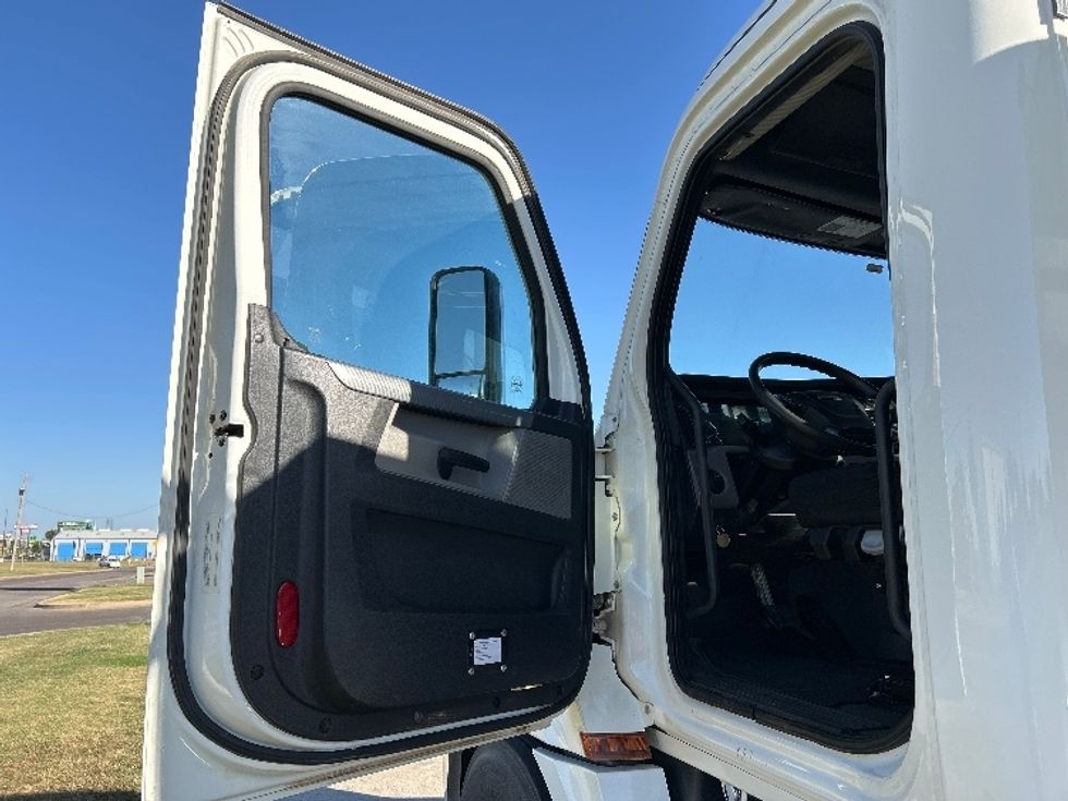 Day Cab Tractor-Heavy Duty Tractors-Freightliner-2019-T12664ST-Oklahoma City-OK-293,729\n\t\tmiles-$ 56,000 - Image 9