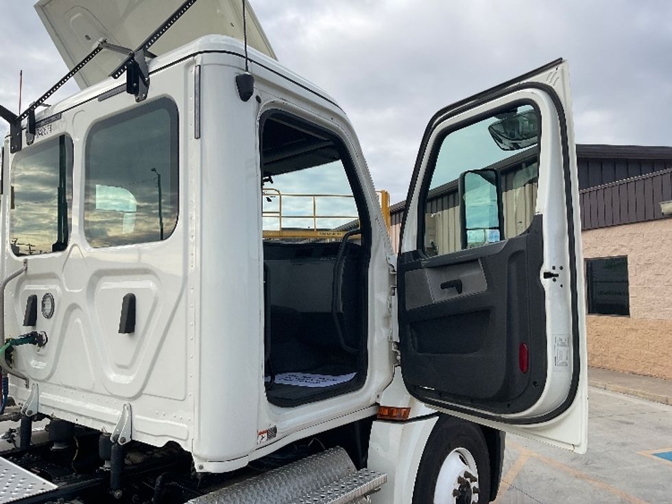 Day Cab Tractor-Heavy Duty Tractors-Freightliner-2019-T12664ST-Oklahoma City-OK-555,082\n\t\tmiles-$ 43,000 - Image 12