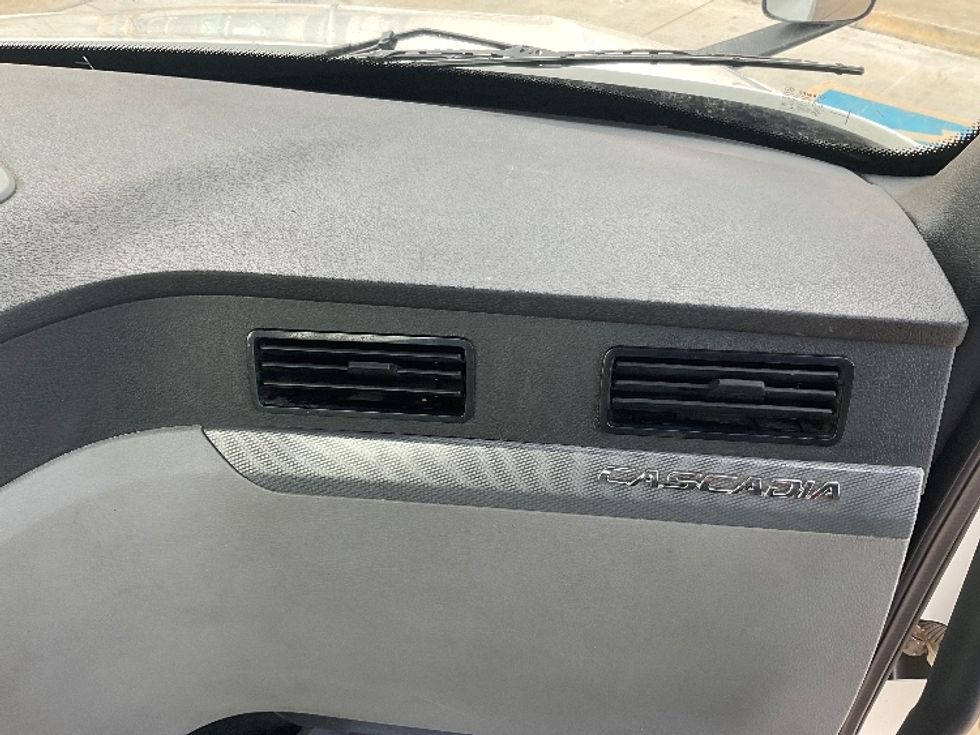 Day Cab Tractor-Heavy Duty Tractors-Freightliner-2019-T12664ST-Oklahoma City-OK-555,082\n\t\tmiles-$ 43,000 - Image 13