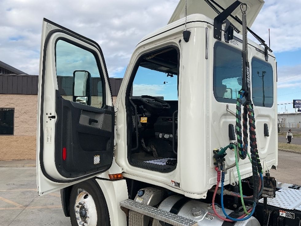 Day Cab Tractor-Heavy Duty Tractors-Freightliner-2019-T12664ST-Oklahoma City-OK-555,082\n\t\tmiles-$ 43,000 - Image 9