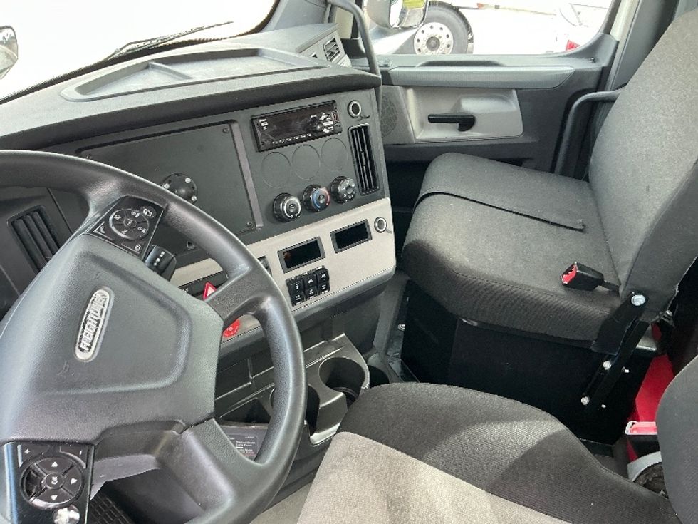 Day Cab Tractor-Heavy Duty Tractors-Freightliner-2019-T12664ST-Olive Branch-MS-590,524\n\t\tmiles-$ 31,750 - Image 10