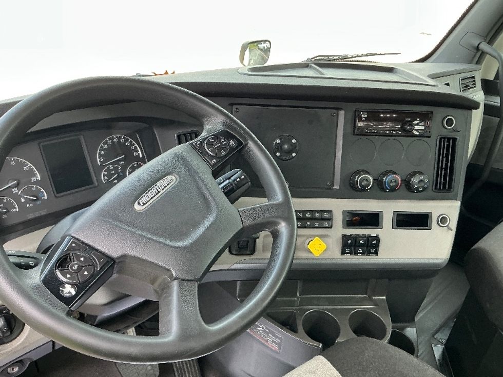 Day Cab Tractor-Heavy Duty Tractors-Freightliner-2019-T12664ST-Olive Branch-MS-590,524\n\t\tmiles-$ 31,750 - Image 11