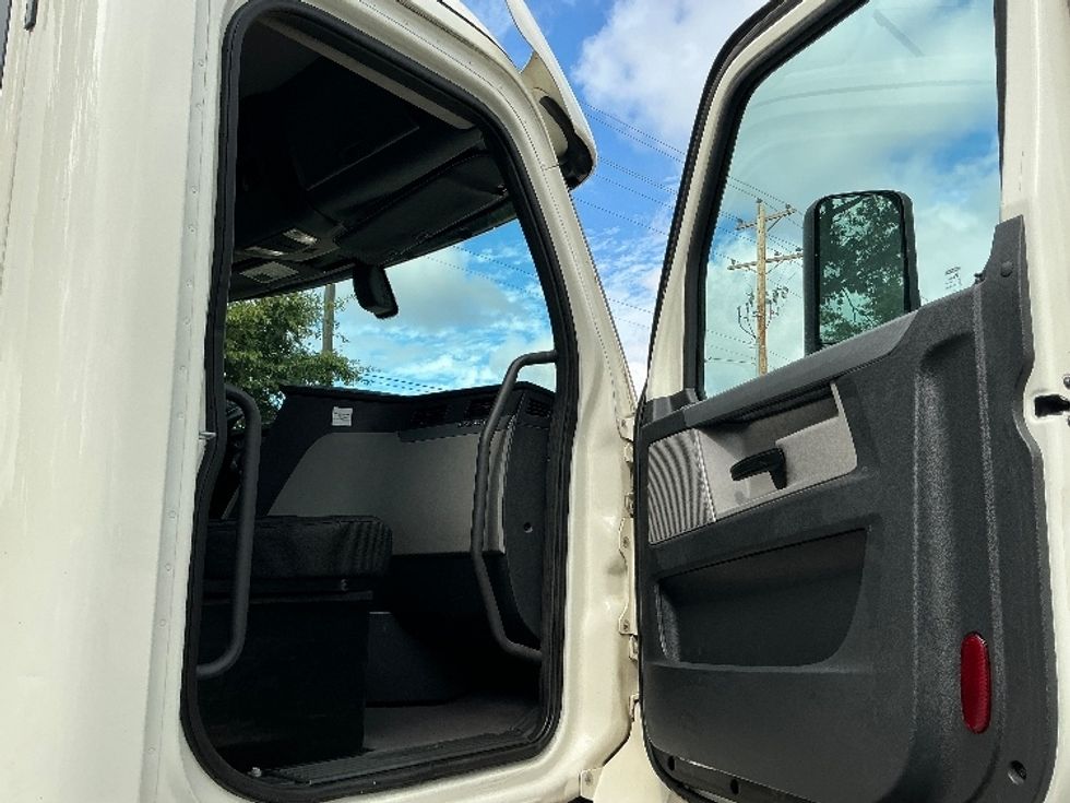 Day Cab Tractor-Heavy Duty Tractors-Freightliner-2019-T12664ST-Olive Branch-MS-590,524\n\t\tmiles-$ 31,750 - Image 12