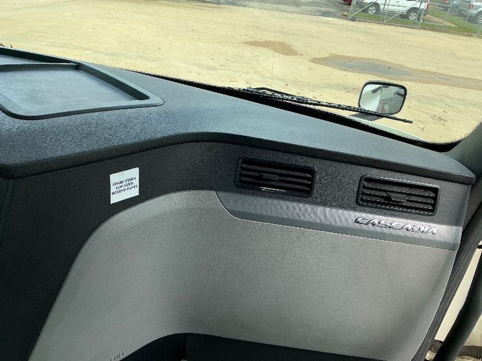 Day Cab Tractor-Heavy Duty Tractors-Freightliner-2019-T12664ST-Olive Branch-MS-590,524\n\t\tmiles-$ 31,750 - Image 13