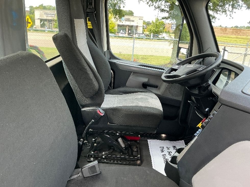 Day Cab Tractor-Heavy Duty Tractors-Freightliner-2019-T12664ST-Olive Branch-MS-590,524\n\t\tmiles-$ 31,750 - Image 14