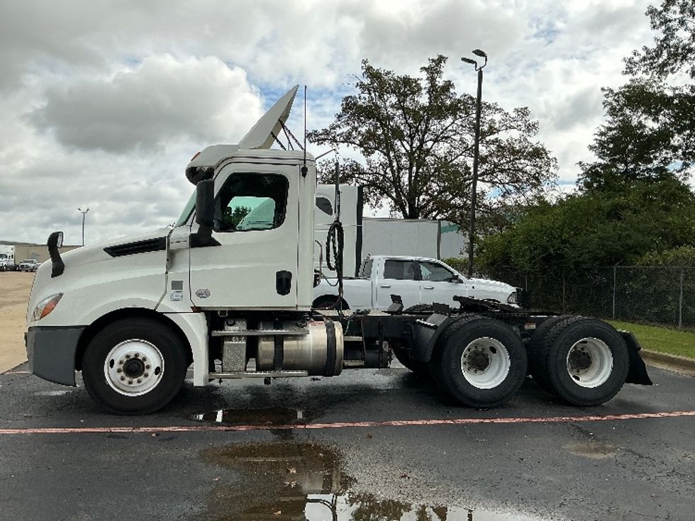 Day Cab Tractor-Heavy Duty Tractors-Freightliner-2019-T12664ST-Olive Branch-MS-590,524\n\t\tmiles-$ 31,750 - Image 4