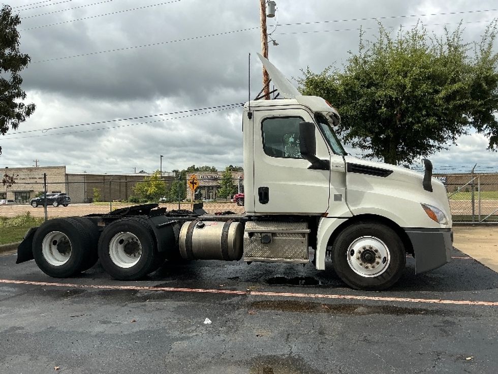 Day Cab Tractor-Heavy Duty Tractors-Freightliner-2019-T12664ST-Olive Branch-MS-590,524\n\t\tmiles-$ 31,750 - Image 8