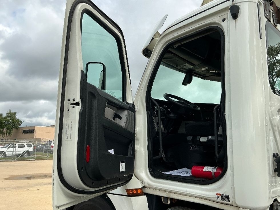 Day Cab Tractor-Heavy Duty Tractors-Freightliner-2019-T12664ST-Olive Branch-MS-590,524\n\t\tmiles-$ 31,750 - Image 9